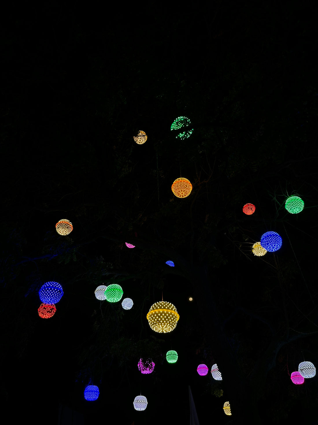 a bunch of lights that are in the dark