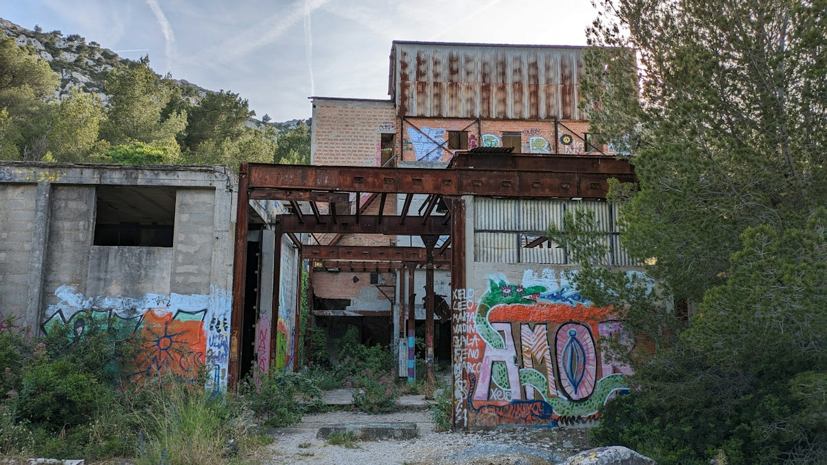 an abandoned building with graffiti on the side of it